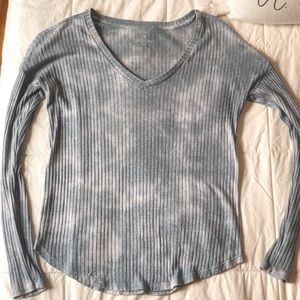 American Eagle Blue and White Tie Dye V-Neck Ribbed Long Sleeve Shirt